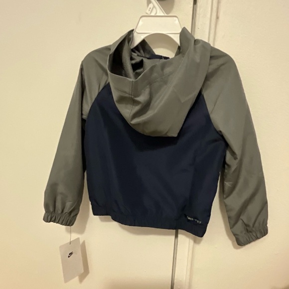 NWT NIKES BOYS LIGHTWEIGHT JACKET/ RAUNCOAT 2T - Picture 3 of 3